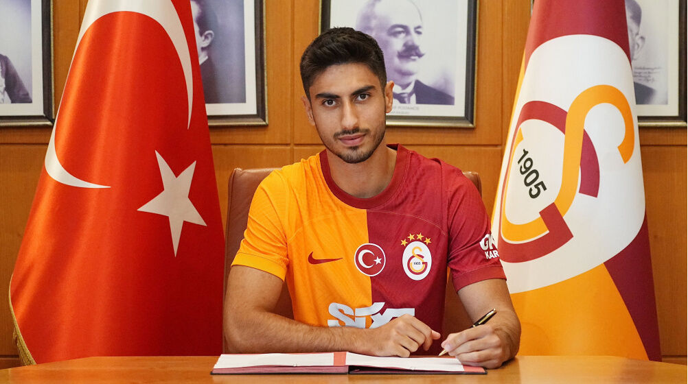 Eski futbolcu Mehmet Nas'ı oğlu Sıraçhan Nas, Galatasaray'a transfer oldu Eski futbolcu Mehmet Nas'ı oğlu Sıraçhan Nas, Galatasaray'a transfer oldu - 1. Resim