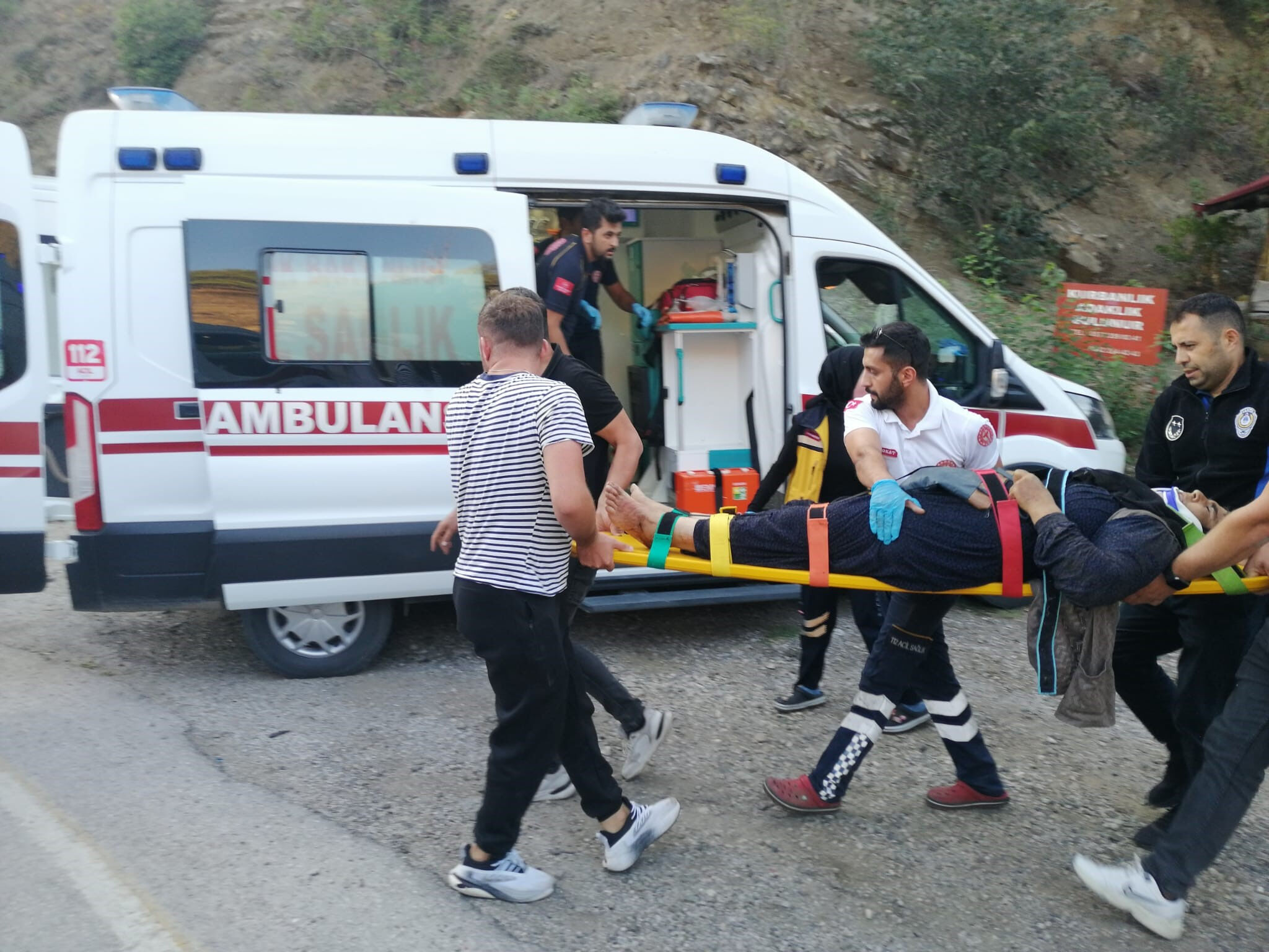 Fındık işçilerini taşıyan minibüs devrildi: 1 ölü, 25 yaralı Fındık işçilerini taşıyan minibüs devrildi! Çok sayıda yaralı var - 1. Resim