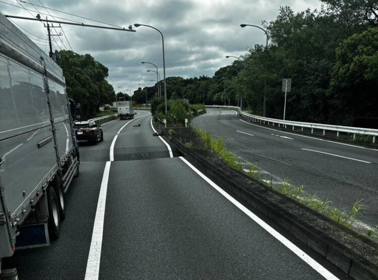 Japonya'da 4 şeritli yolda araçların geçtiği sırada çökme meydana geldi - 1. Resim