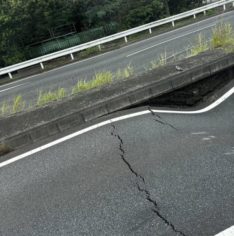 Japonya'da 4 şeritli yolda araçların geçtiği sırada çökme meydana geldi - 3. Resim