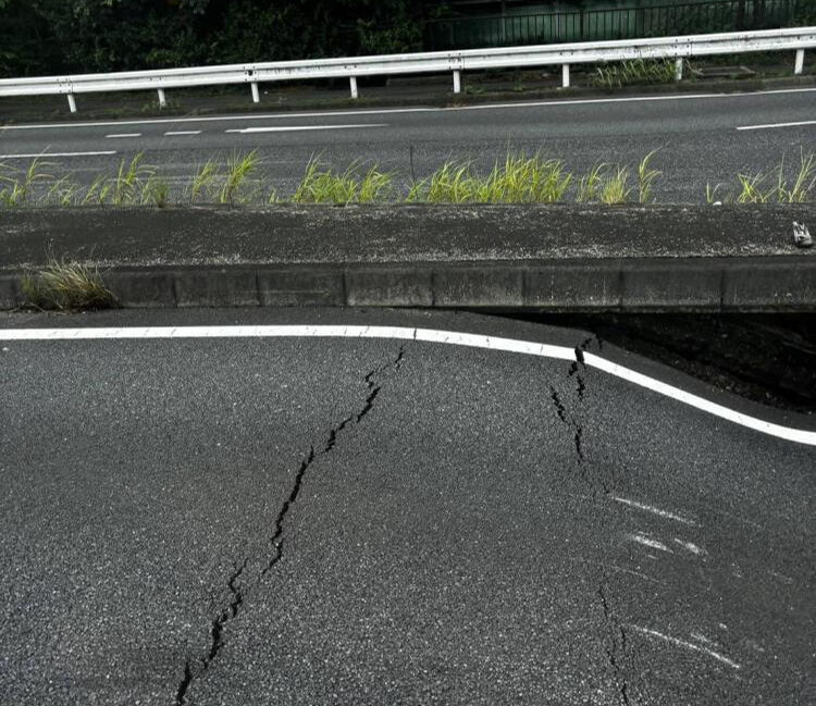 Japonya'da 4 şeritli yolda araçların geçtiği sırada çökme meydana geldi - 2. Resim