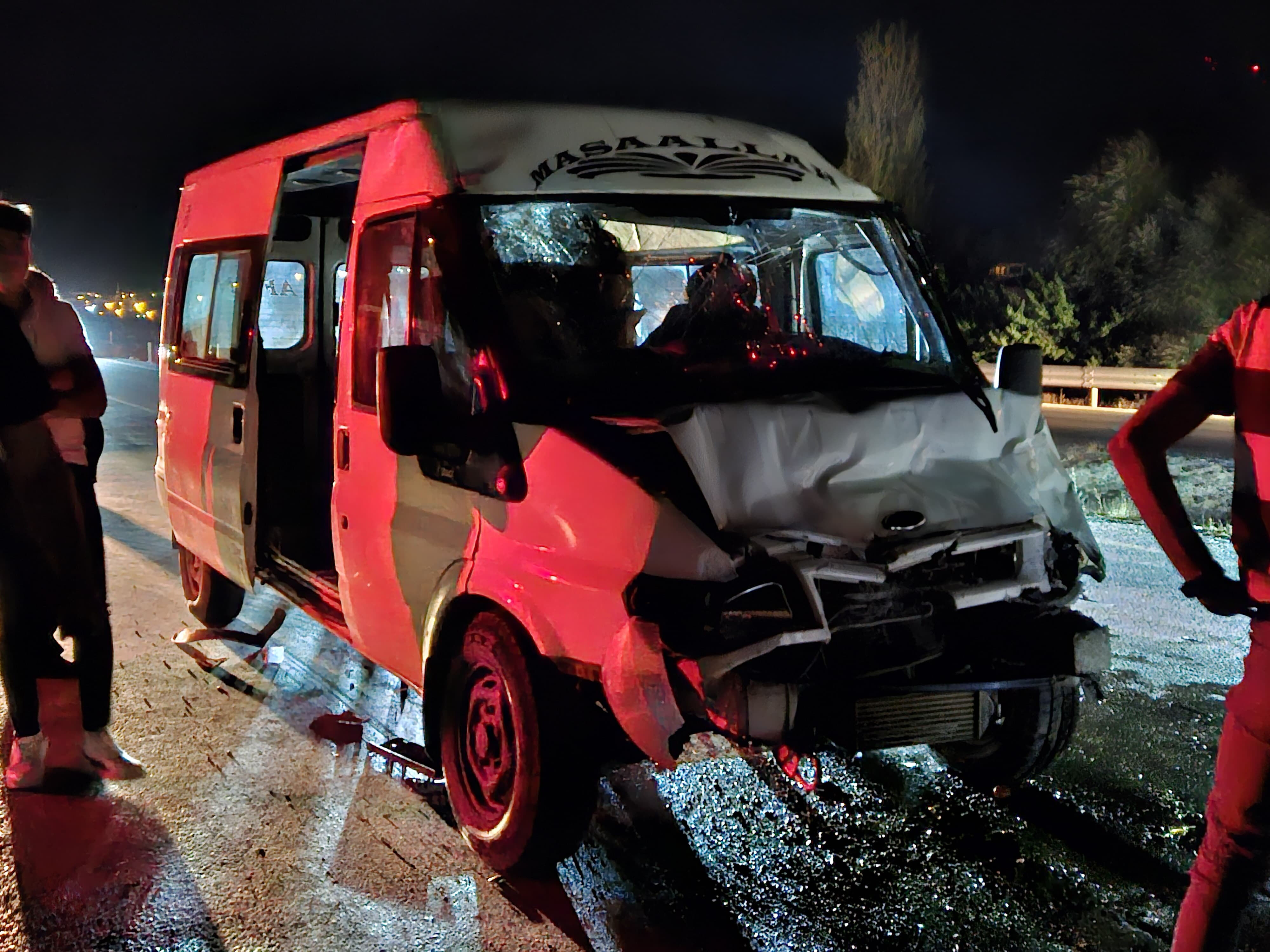Kahramanmaraş'ta yolcu minibüsü domates yüklü traktöre çarptı, çok sayıda yaralı var Kahramanmaraş'ta yolcu minibüsü domates yüklü traktöre çarptı, çok sayıda yaralı var - 1. Resim