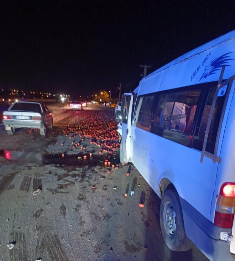 Kahramanmaraş'ta yolcu minibüsü domates yüklü traktöre çarptı, çok sayıda yaralı var Kahramanmaraş'ta yolcu minibüsü domates yüklü traktöre çarptı, çok sayıda yaralı var - 2. Resim