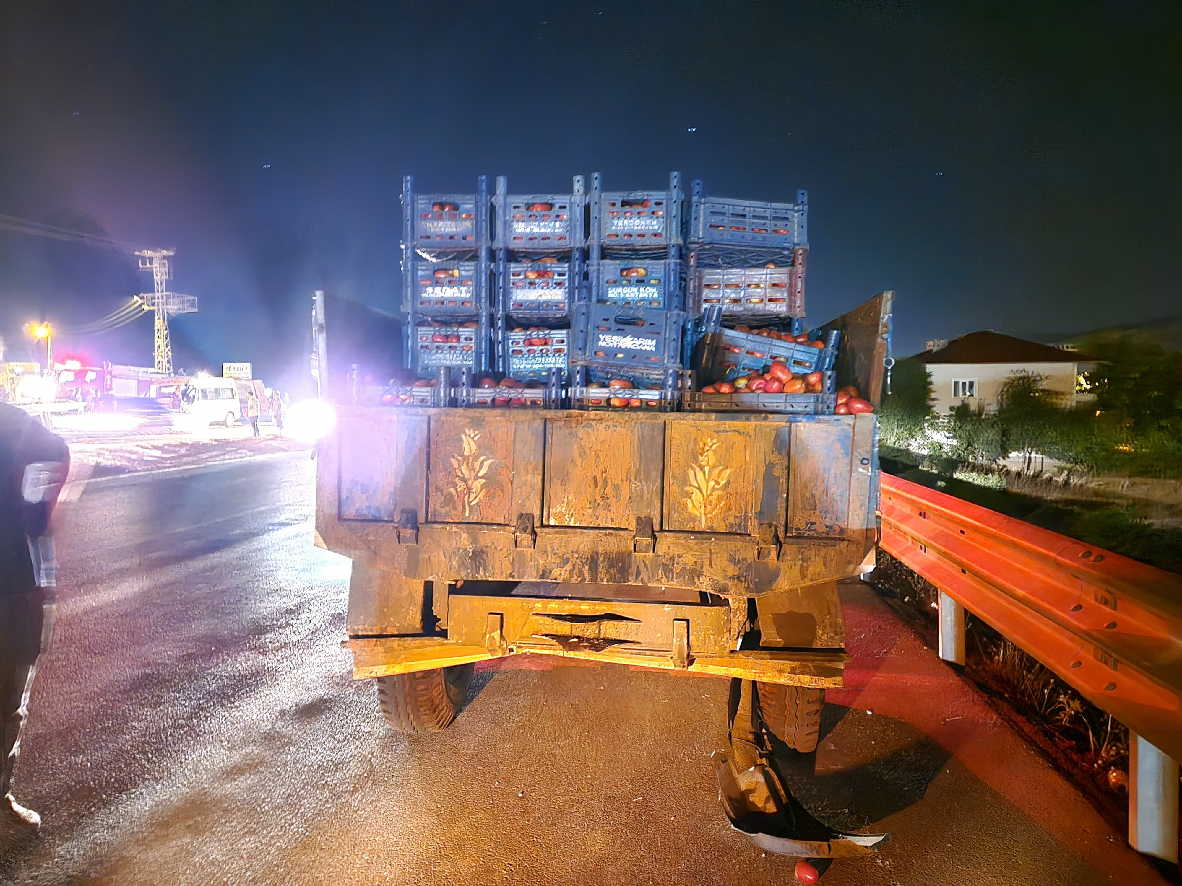 Kahramanmaraş'ta yolcu minibüsü domates yüklü traktöre çarptı, çok sayıda yaralı var Kahramanmaraş'ta yolcu minibüsü domates yüklü traktöre çarptı, çok sayıda yaralı var - 3. Resim