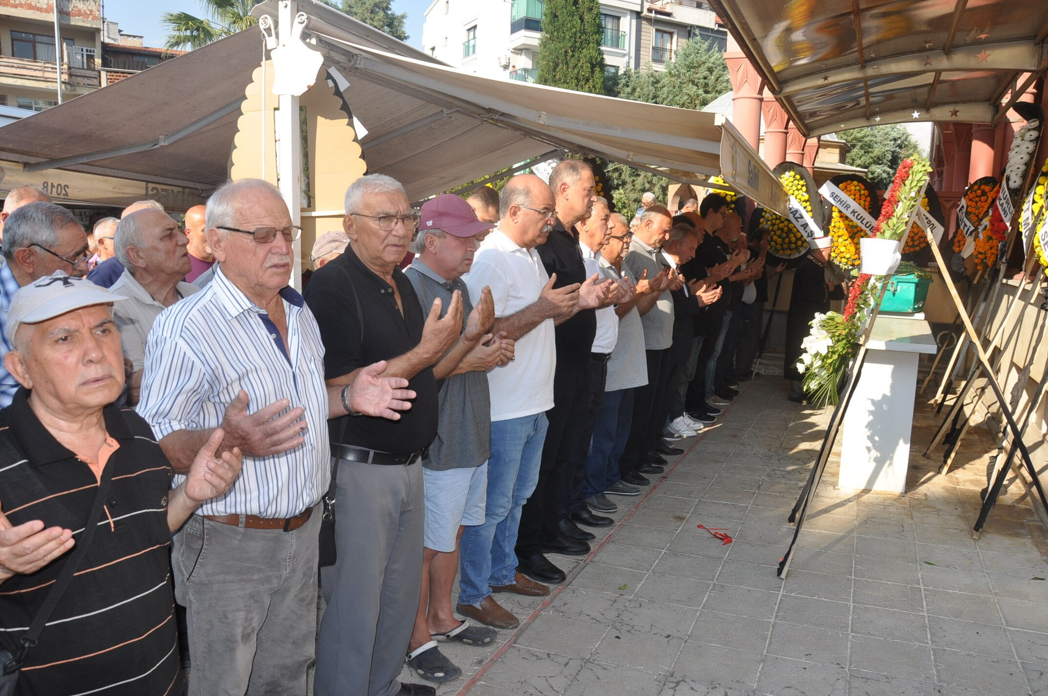 Özgür Özel'in 'En büyük destekçim' dediği emekli öğretmen İlyas Kalay hayatını kaybetti Özgür Özel'in 'En büyük destekçim' dediği emekli öğretmen İlyas Kalay hayatını kaybetti - 1. Resim