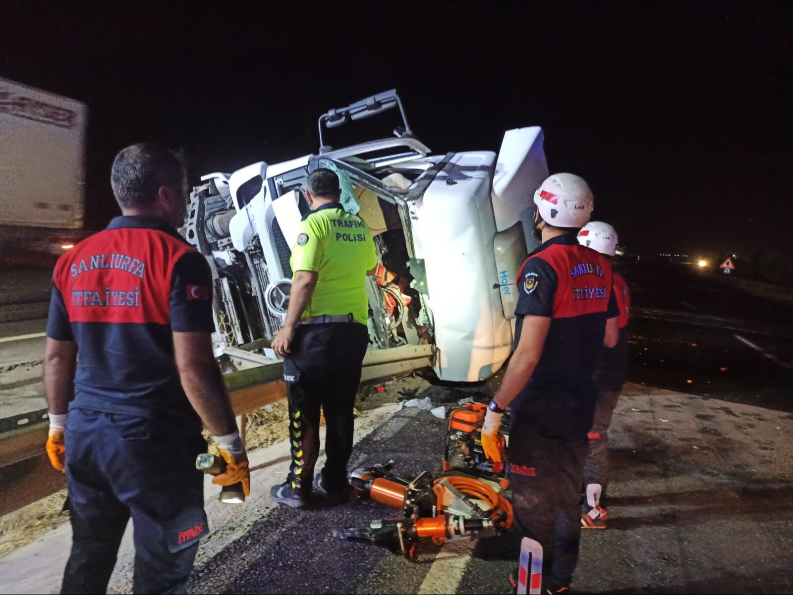Şanlıurfa'da yakıt tankeri devrildi! 1 kişi hayatını kaybetti Şanlıurfa'da yakıt tankeri devrildi! 1 kişi hayatını kaybetti - 1. Resim