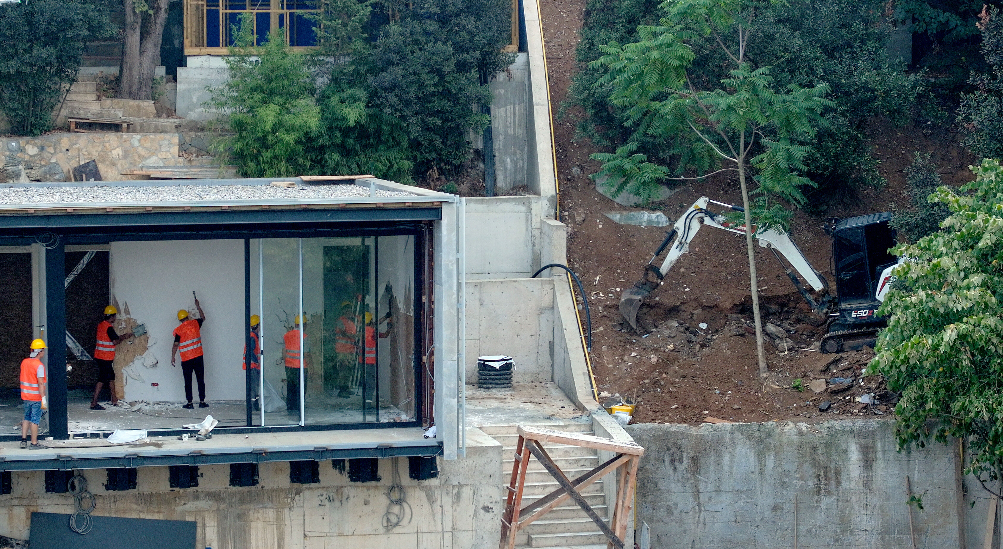 Üsküdar Vaniköy'deki kaçak villanın yıkımı başladı! Kepçe darbeleri peş peşe indi Üsküdar Vaniköy'deki kaçak villanın yıkımı başladı! Kepçe darbeleri peş peşe indi - 2. Resim