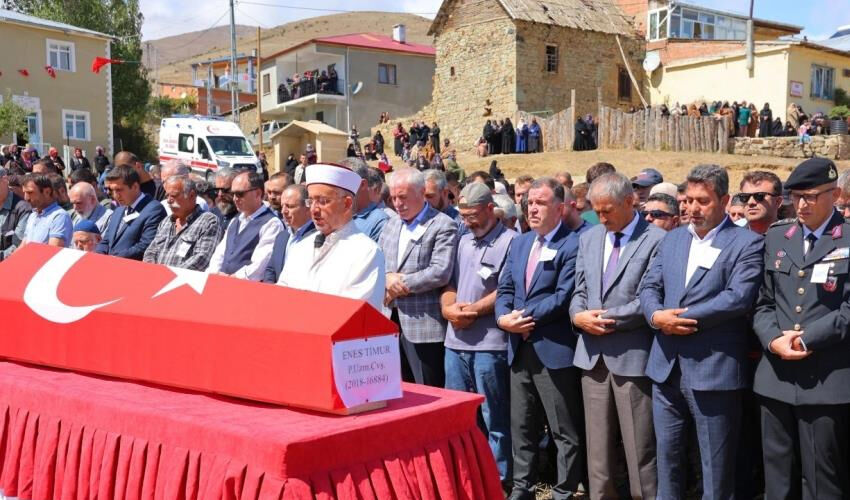 Uzman çavuş Enes Timur’a veda! Cenazede gözyaşları sel oldu - 2. Resim