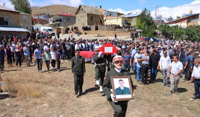 Uzman çavuş Enes Timur’a veda! Cenazede gözyaşları sel oldu - 1. Resim