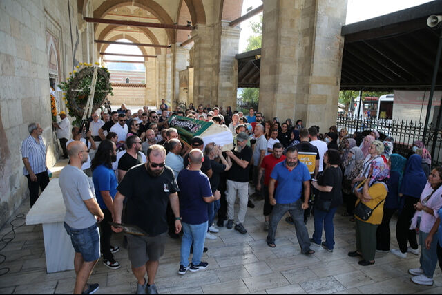 44 yaşında hayatını kaybetmişti! Oyuncu Umut Avcı son yolculuğuna uğurlandı 44 yaşında hayatını kaybetmişti! Oyuncu Umut Avcı son yolculuğuna uğurlandı - 2. Resim