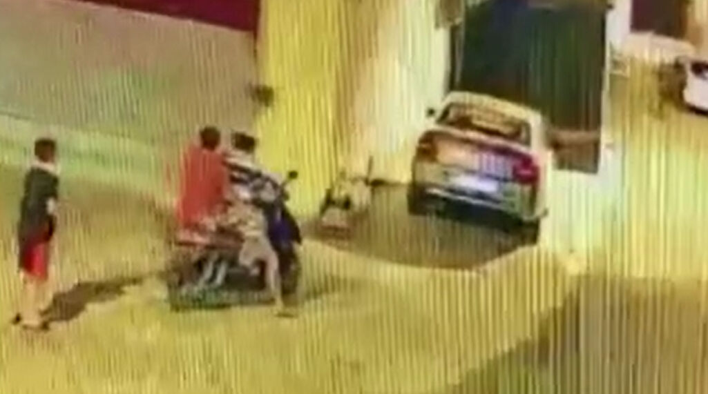 Adana' Yüreğir'de sokakta sohbet eden gençlere EYP ile saldırı - 1. Resim