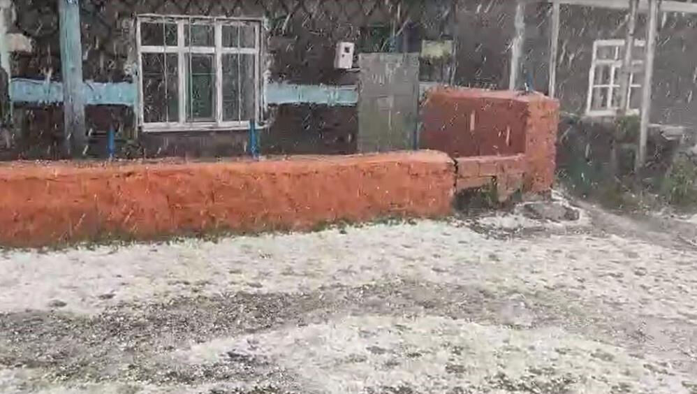 Ardahan'da sağanak yerini doluya bıraktı! Her yer bir anda beyaza büründü - 1. Resim