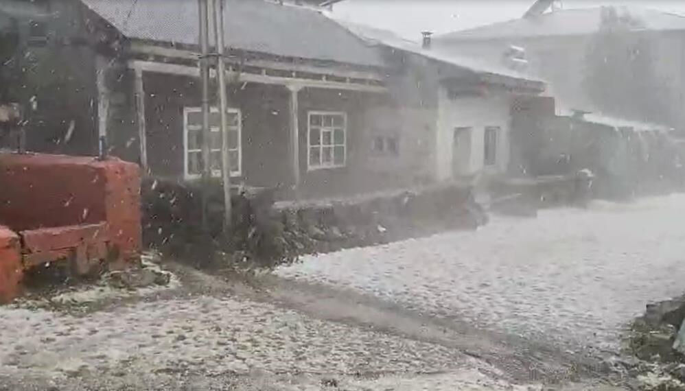 Ardahan'da sağanak yerini doluya bıraktı! Her yer bir anda beyaza büründü - 2. Resim