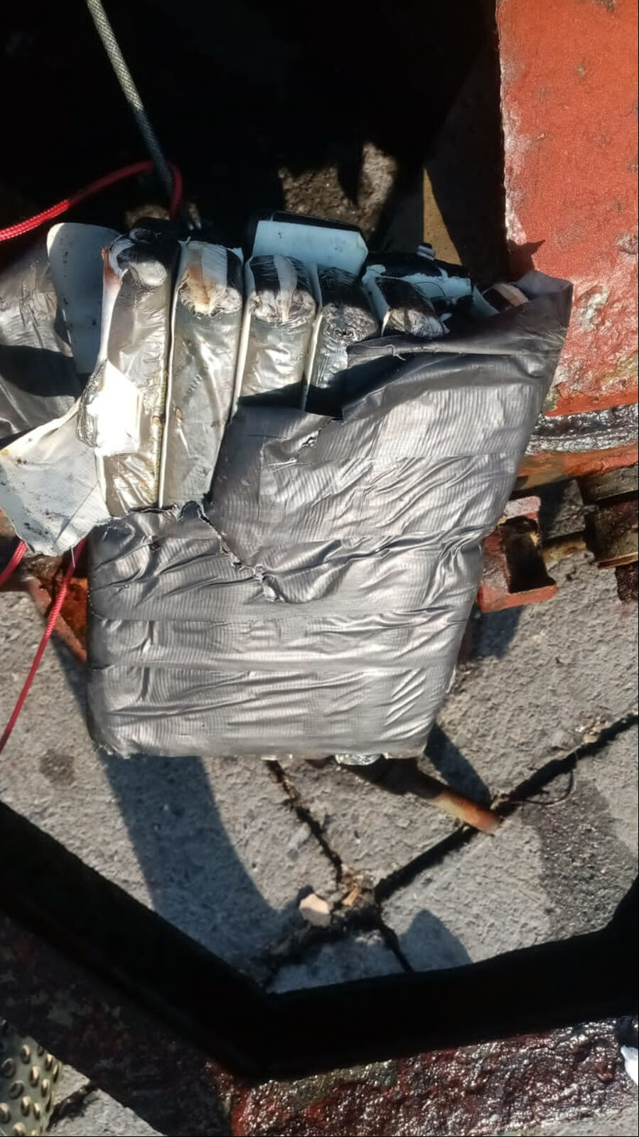 Arnavutköy açıklarında patlayıcı paniği! Balıkçı teknesine takıldı - 2. Resim