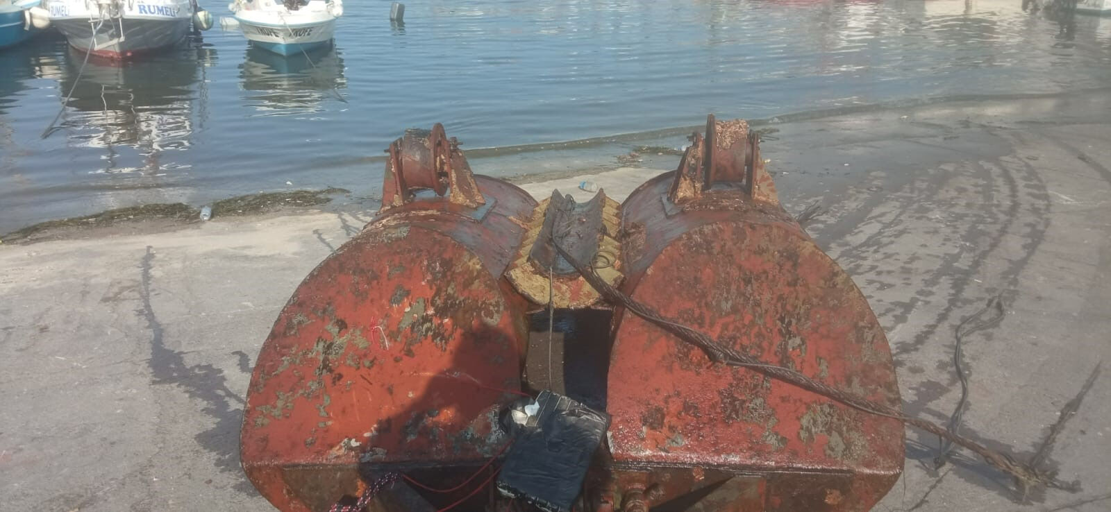 Arnavutköy açıklarında patlayıcı paniği! Balıkçı teknesine takıldı - 1. Resim