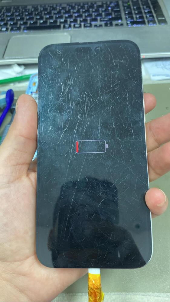 Bir yıldır su altında olan telefonu tamir etti - 2. Resim