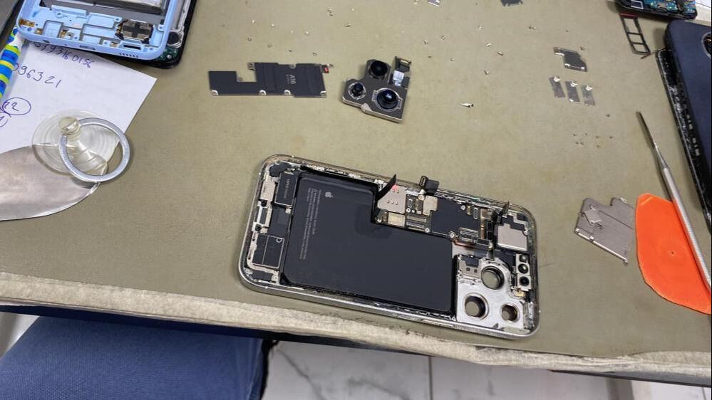 Bir yıldır su altında olan telefonu tamir etti - 1. Resim