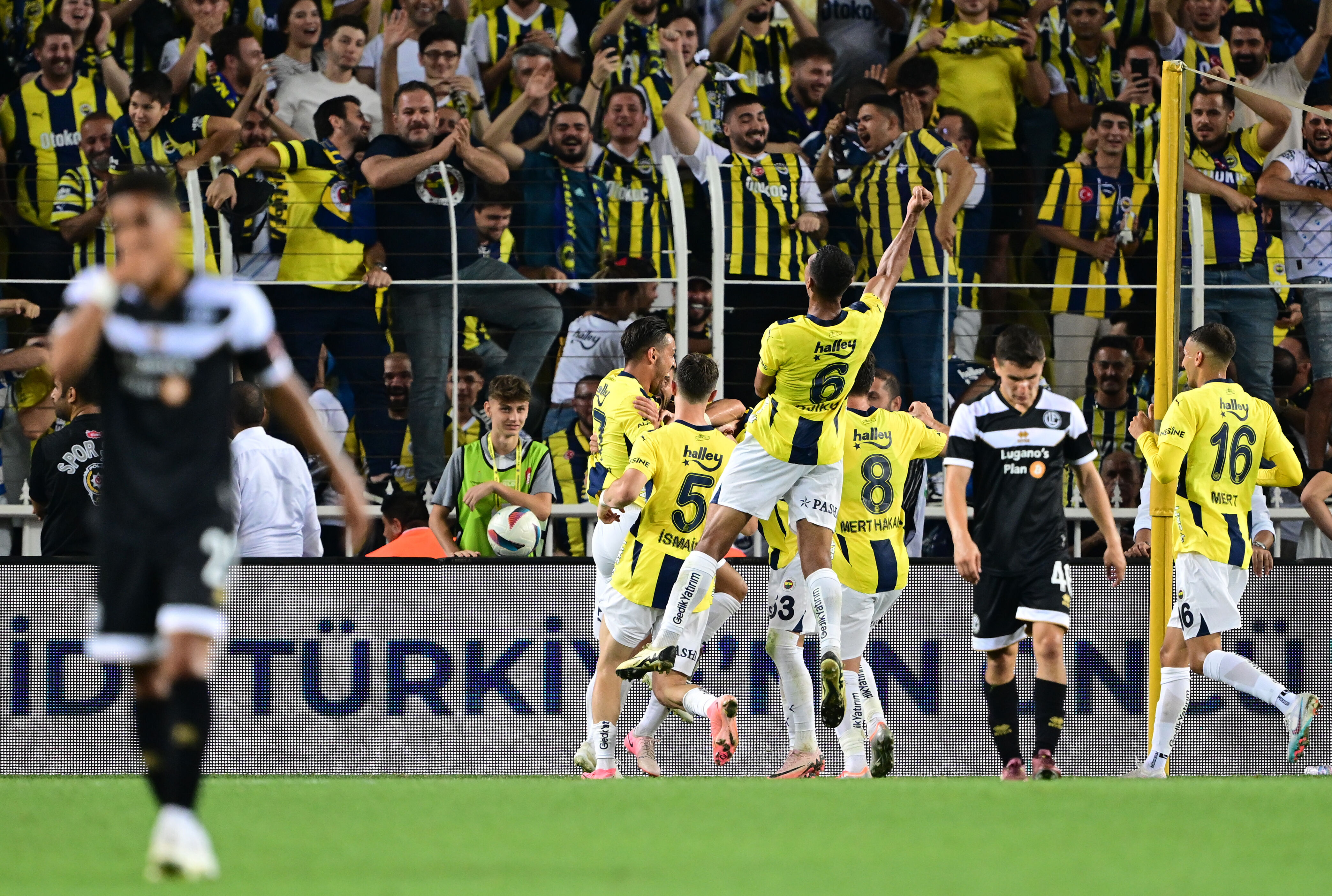 Galatasaray ve Fenerbahçe, Avrupa Ligi kadrolarını UEFA'ya bildirdi Galatasaray ve Fenerbahçe, Avrupa Ligi kadrolarını UEFA'ya bildirdi - 6. Resim