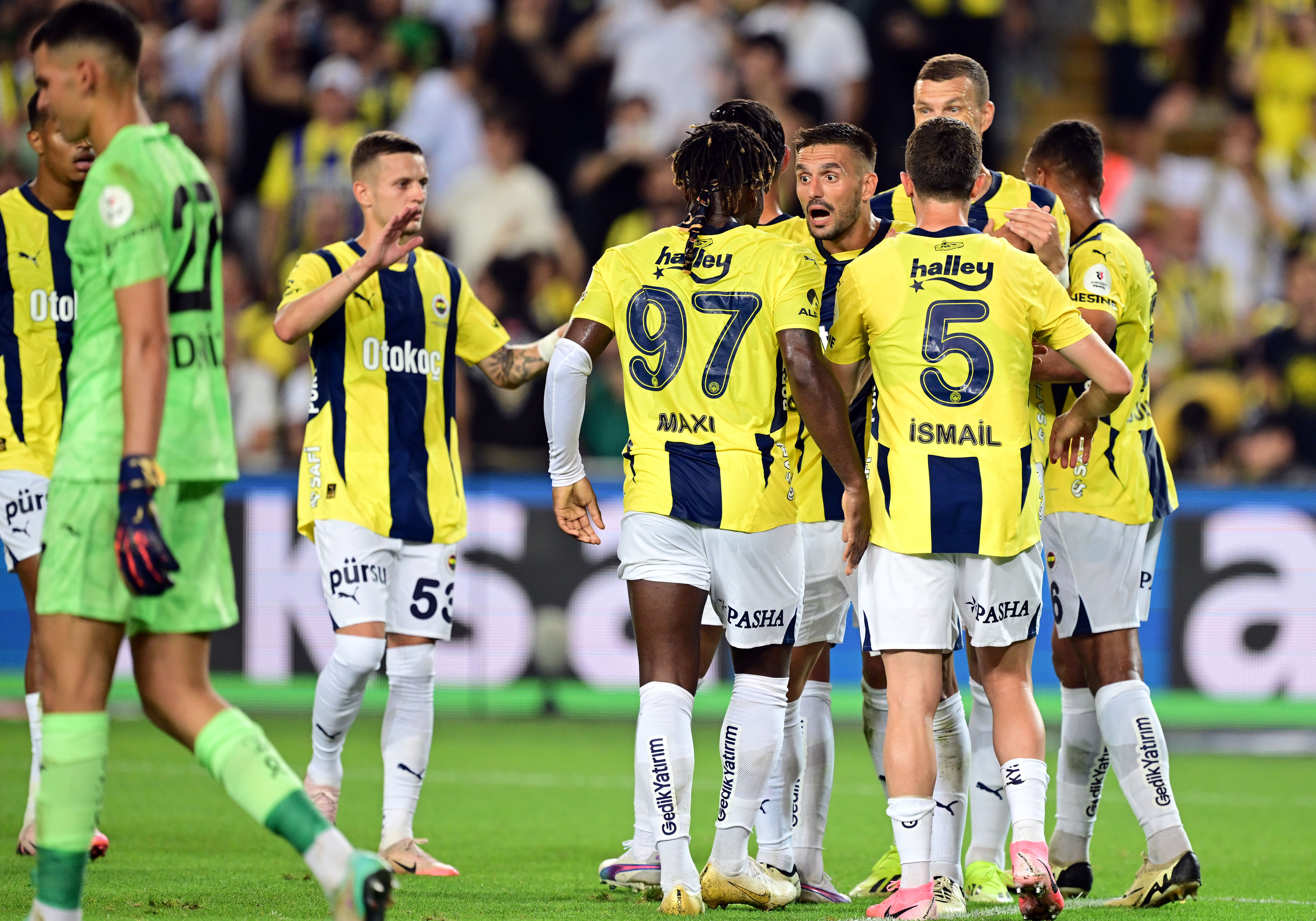 Galatasaray ve Fenerbahçe, Avrupa Ligi kadrolarını UEFA'ya bildirdi Galatasaray ve Fenerbahçe, Avrupa Ligi kadrolarını UEFA'ya bildirdi - 5. Resim