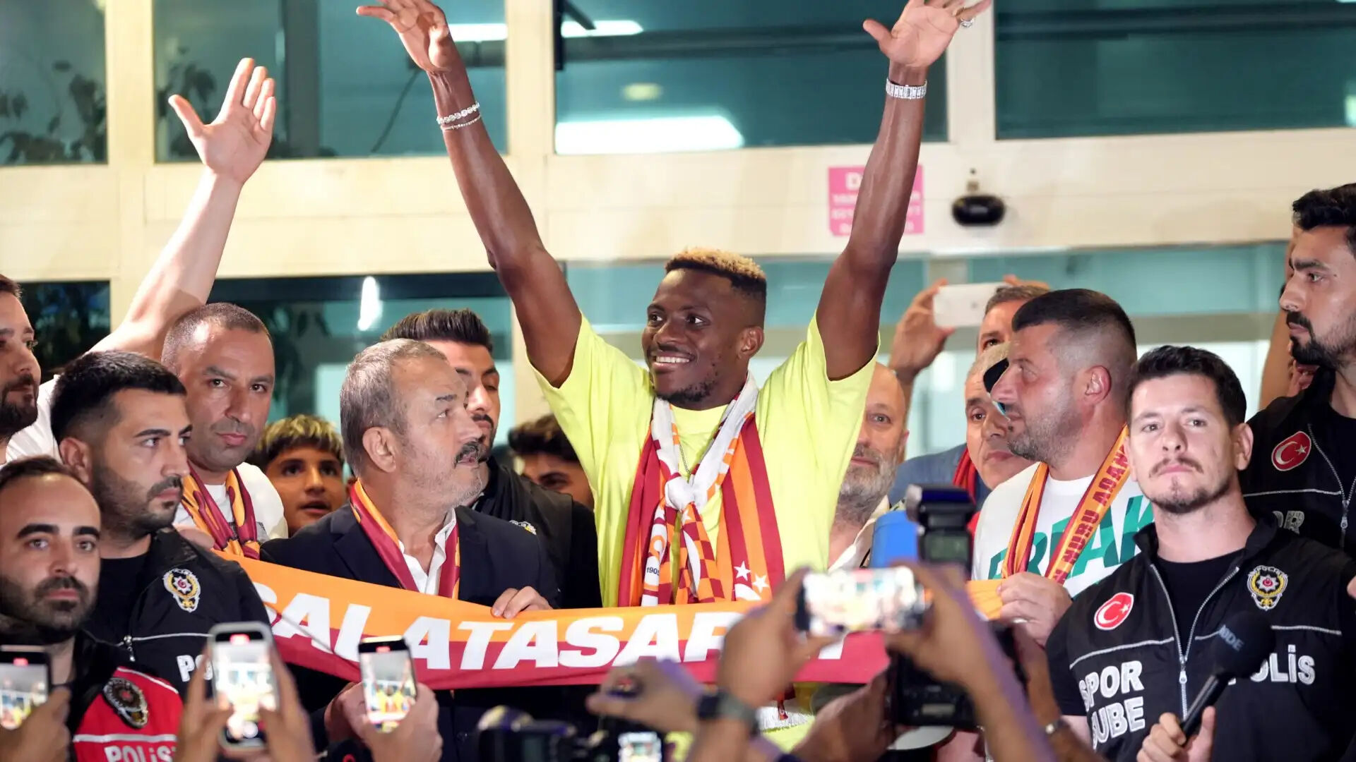 Galatasaray'dan yeni bir meydan okuma! Osimhen transferi dünyada ses getirdi Galatasaray’ın dünyada ses getiren yeni transferi Victor Osimhen heyecanlı…  Yeni bir meydan okuma! - 1. Resim