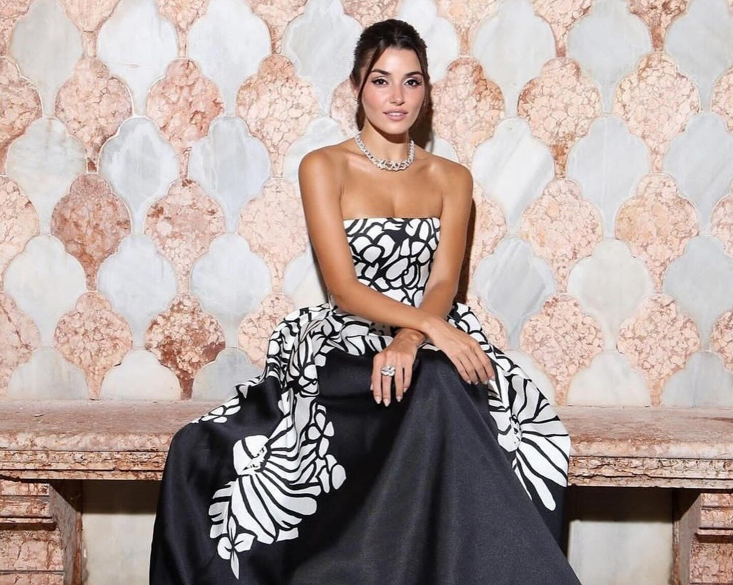 Hande Erçel ünlü mücevher markasının yüzü oldu! Herkes zarafetini konuşuyor Hande Erçel ünlü mücevher markasının yüzü oldu! Herkes zarafetini konuşuyor - 5. Resim