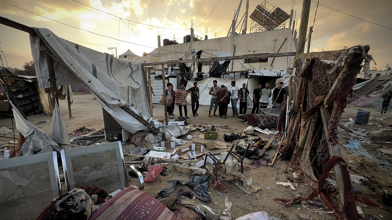 İsrail Gazze'deki Deyr Belah'taki Aksa Şehitleri Hastanesi'nin bahçesindeki sivilleri vurdu - 3. Resim