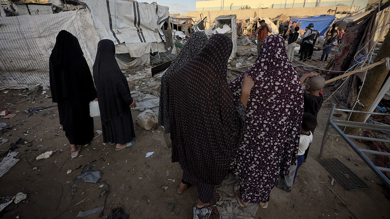 İsrail Gazze'deki Deyr Belah'taki Aksa Şehitleri Hastanesi'nin bahçesindeki sivilleri vurdu - 1. Resim