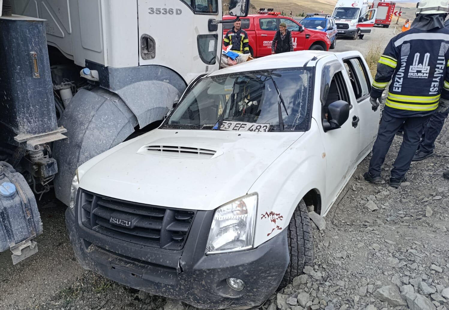 Kamyonla pikap çarpıştı, can pazarı yaşandı: 3 ölü, 2 yaralı - 1. Resim