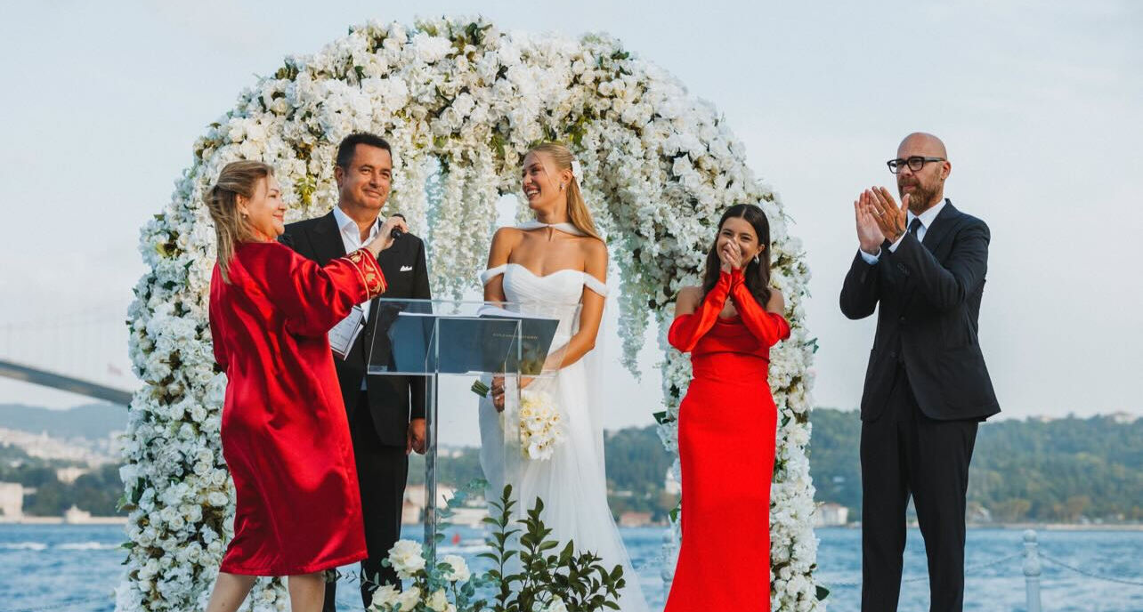 Nikah sonrası aile fotoğrafı: Acun Ilıcalı kayınpederi ile aynı karede! Görenler yorum yapmadan edemedi Nikah sonrası aile fotoğrafı: Acun Ilıcalı kayınpederi ile aynı karede! Görenler yorum yapmadan edemedi - 1. Resim