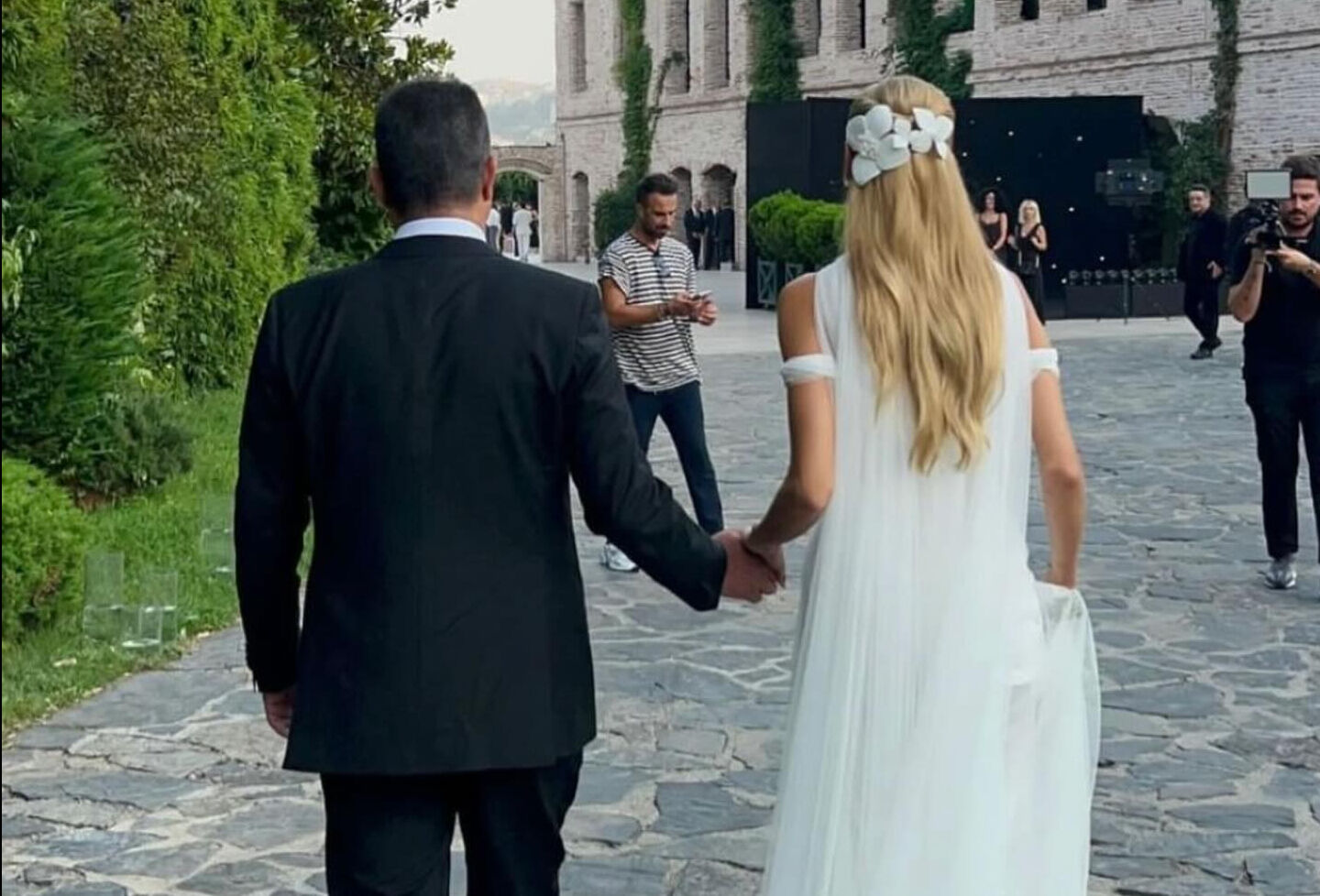 Nikah sonrası aile fotoğrafı: Acun Ilıcalı kayınpederi ile aynı karede! Görenler yorum yapmadan edemedi Nikah sonrası aile fotoğrafı: Acun Ilıcalı kayınpederi ile aynı karede! Görenler yorum yapmadan edemedi - 4. Resim