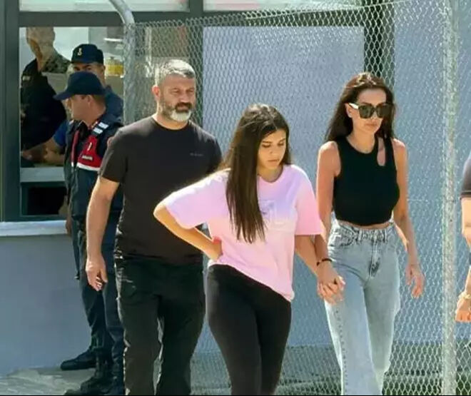 Polat çiftinin davasında ikinci gün! Duruşma yarına ertelendi Polat çiftinin davasında ikinci gün! Dilan Polat eşine el salladı - 4. Resim