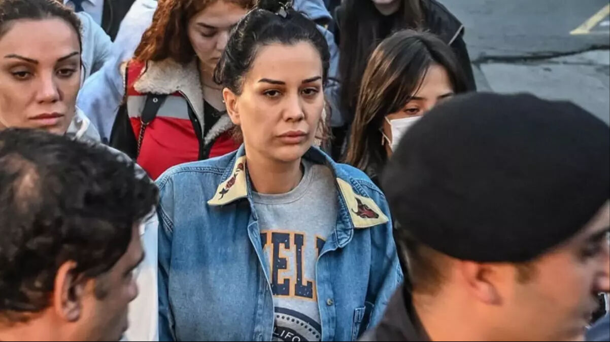 Polat çiftinin davasında ikinci gün! Duruşma yarına ertelendi Polat çiftinin davasında ikinci gün! Dilan Polat eşine el salladı - 1. Resim