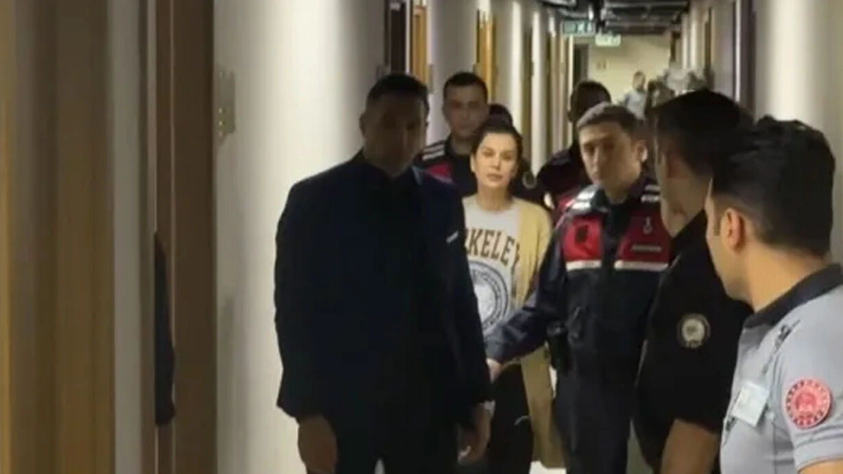 Polat çiftinin davasında ikinci gün! Duruşma yarına ertelendi Polat çiftinin davasında ikinci gün! Dilan Polat eşine el salladı - 2. Resim