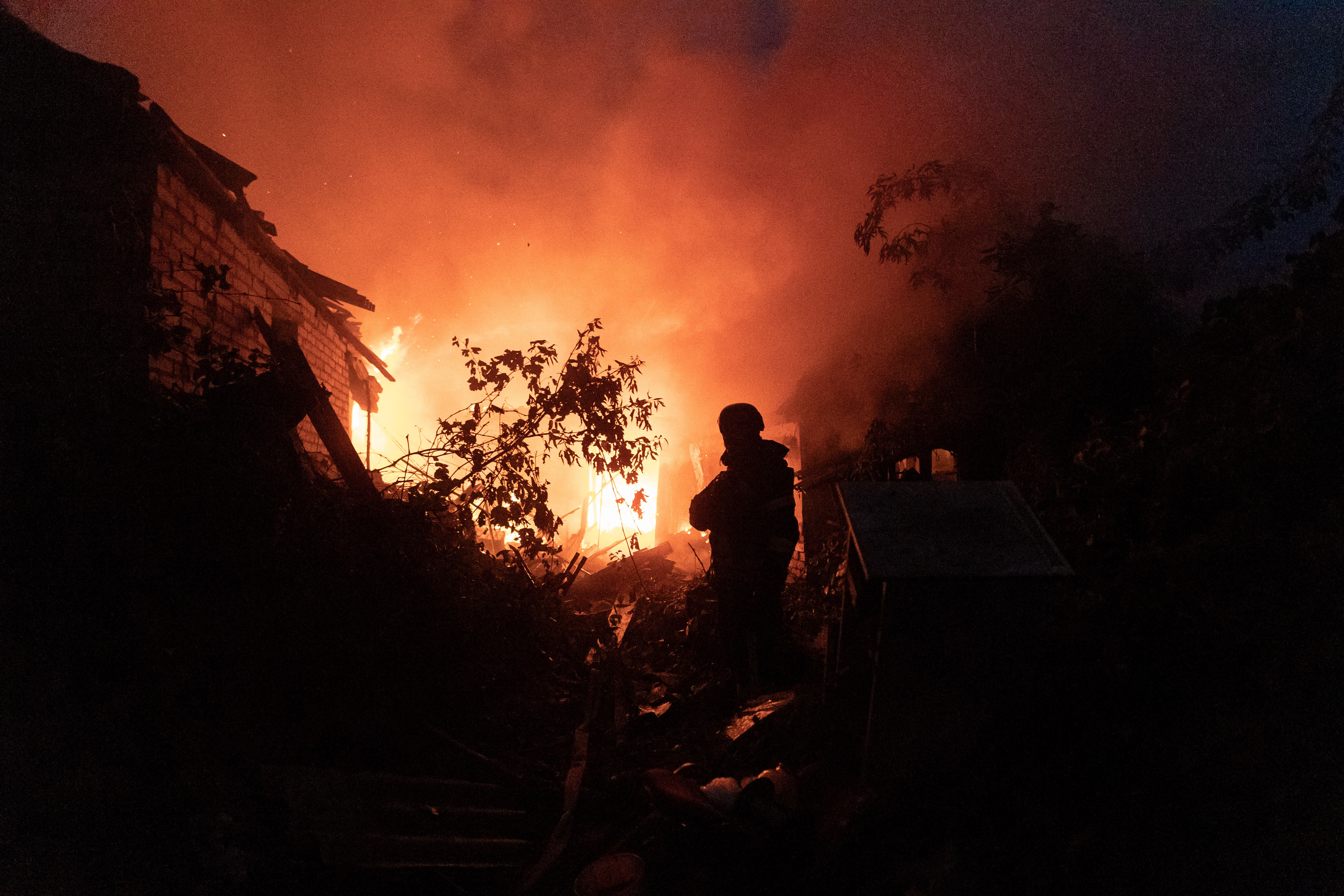 Rus güçleri Ukrayna'ya bomba yağdırdı! Donestsk'te yerleşim birimi ele geçirildi - 3. Resim