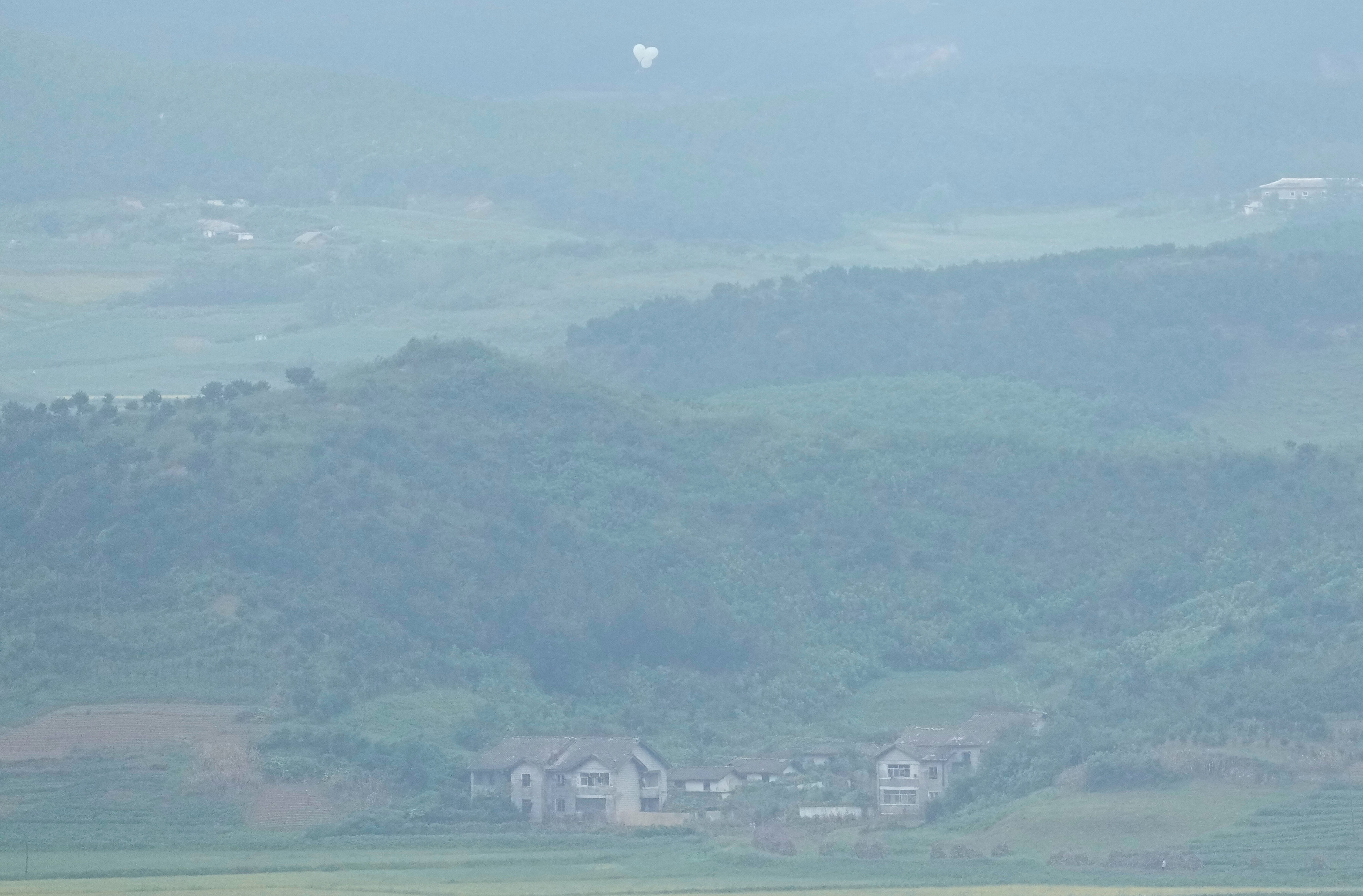 Seul'da çöp yağmuru! Kuzey Kore 420 balon daha gönderdi Seul'da çöp yağmuru! Kuzey Kore 420 balon daha gönderdi - 1. Resim