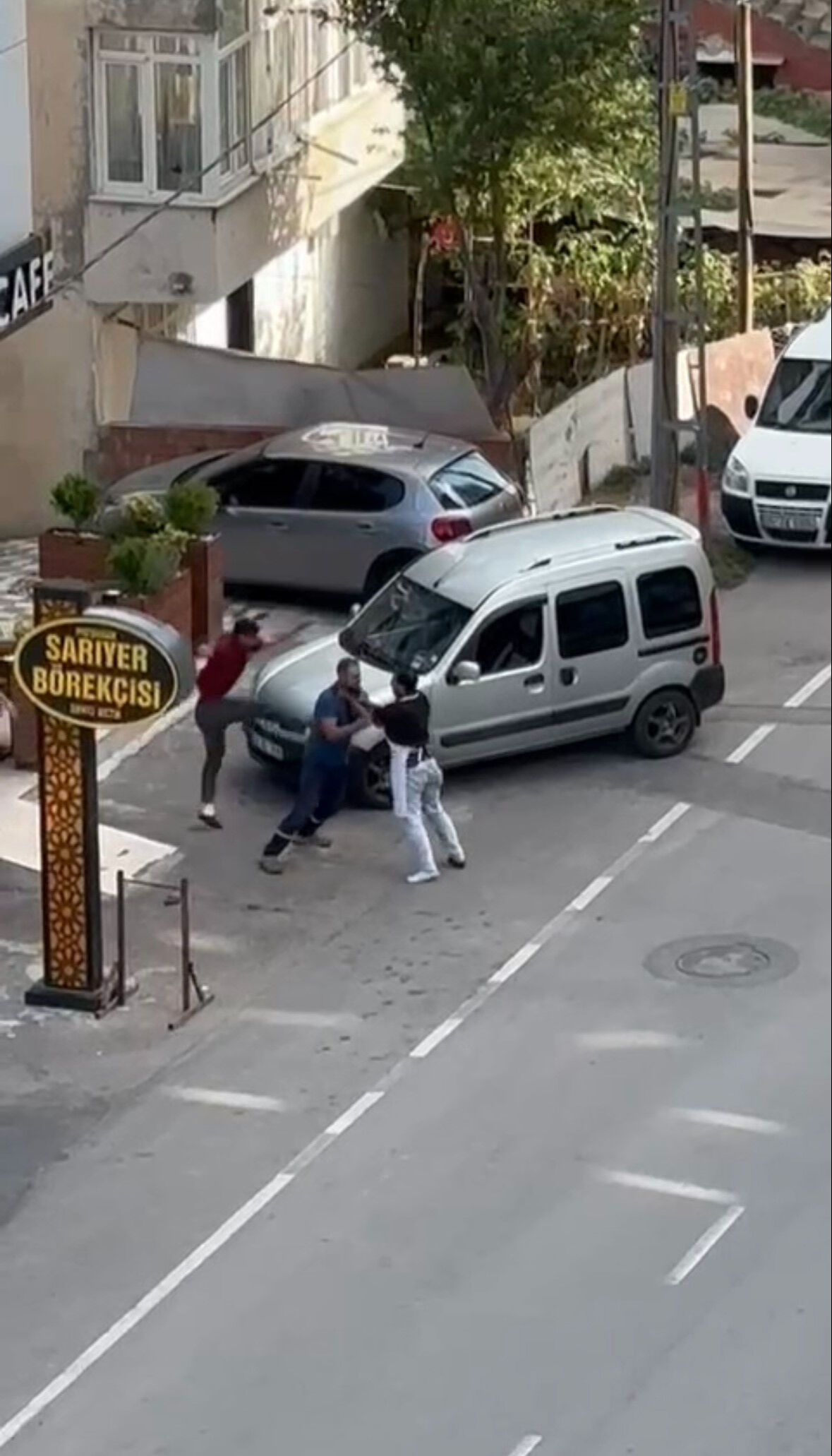 Sipariş veren kadını taciz edip eşini dövmüşlerdi! Pendik'teki börekçi saldırganları tutuklandı Yemek siparişi sonrası kan aktı! Karısına arkadaşlık teklif edenlerin iş yerini bastı, bıçaklandı - 1. Resim