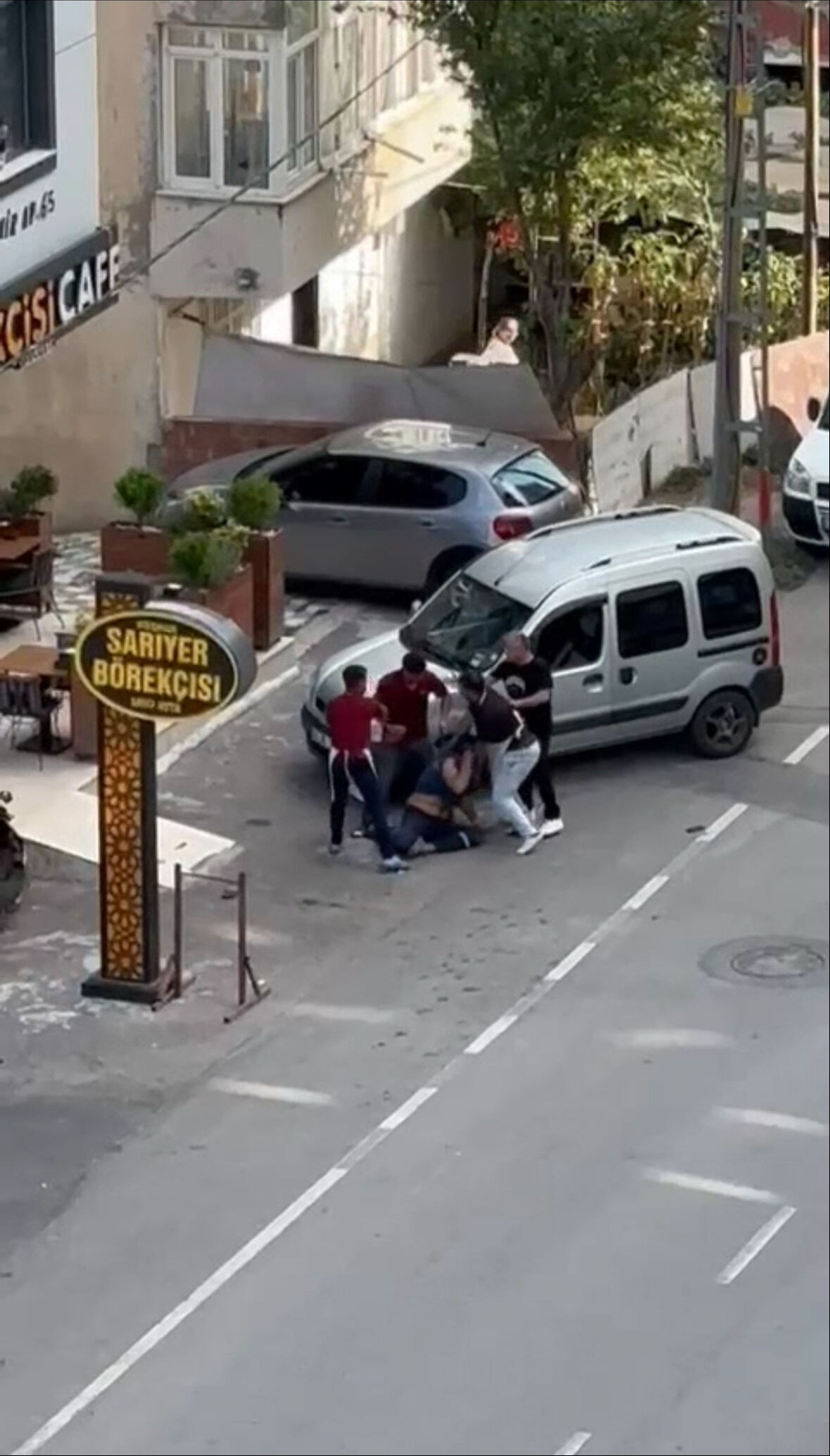 Sipariş veren kadını taciz edip eşini dövmüşlerdi! Pendik'teki börekçi saldırganları tutuklandı Yemek siparişi sonrası kan aktı! Karısına arkadaşlık teklif edenlerin iş yerini bastı, bıçaklandı - 2. Resim