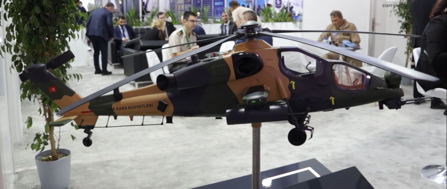 Türk ürünleri Mısır'da sergilenirken, HÜRJET piramitlerin üzerinde uçtu - 5. Resim