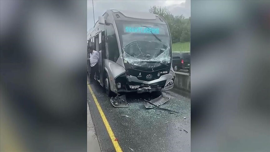 Üsküdar'da metrobüs kazası! Araçlarda büyük hasar oluştu Üsküdar'da metrobüs kazası! Araçlarda büyük hasar oluştu - 1. Resim