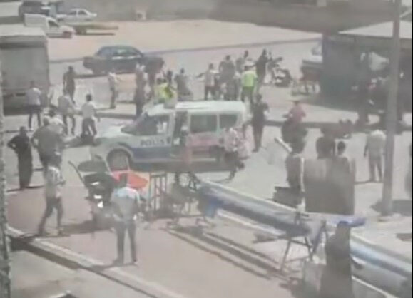 Aksaray'da meydan savaşı! Taş ve sopalarla birbirine girdiler, çok sayıda yaralı var Aksaray'da meydan savaşı! Taş ve sopalarla birbirine girdiler, çok sayıda yaralı var - 2. Resim