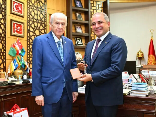 Bahçeli, klasik cipini garajından çıkarttı! İş insanı Ali Uçak'a hediye etti Bahçeli, klasik cipini garajından çıkarttı! İş insanı Ali Uçak'a hediye etti - 1. Resim