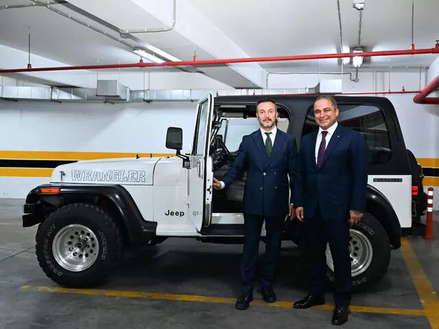 Bahçeli, klasik cipini garajından çıkarttı! İş insanı Ali Uçak'a hediye etti Bahçeli, klasik cipini garajından çıkarttı! İş insanı Ali Uçak'a hediye etti - 2. Resim