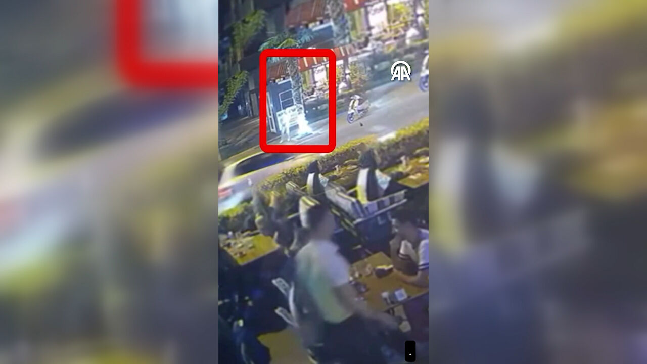 Düzce'de yoldan geçen şahıs ağacı ateşe verdi - 1. Resim