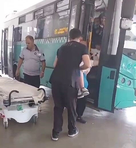 Erzurum'da duyarlı otob&uuml;s şof&ouml;r&uuml; rahatsızlanan kadını hastaneye yetiştirdi - 1. Resim