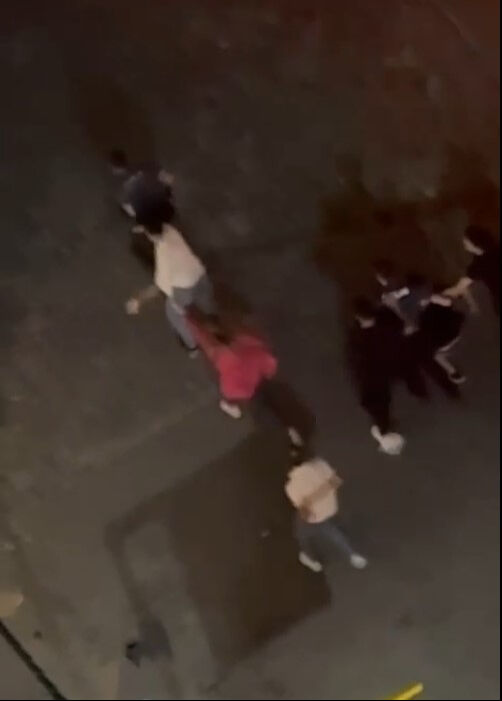 Esenyurt'ta saldırgan polis ekiplerine silah çekti Esenyurt'ta saldırgan polis ekiplerine silah çekti - 2. Resim