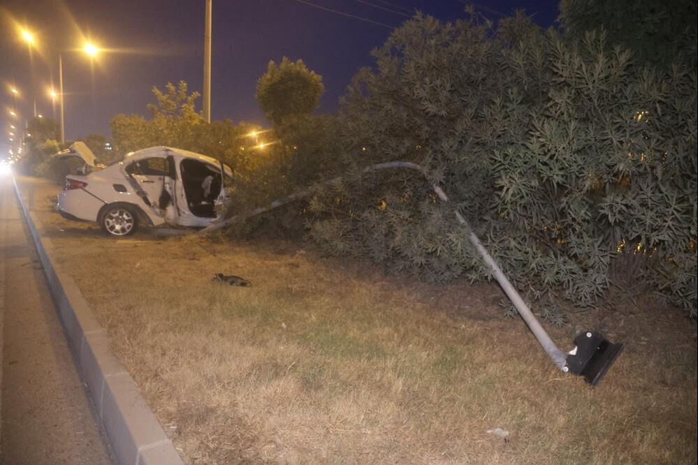 Hatay'da direğe çarpan araç hurda oldu: 4 yaralı - 1. Resim