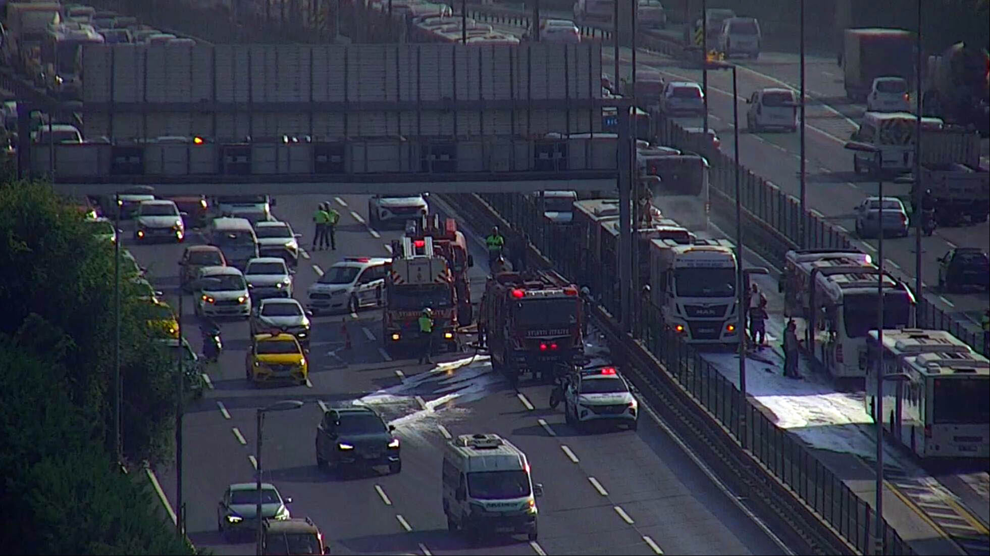 İstanbul Halıcıoğlu'nda metrobüs yangını! Ekipler olay yerinde İstanbul Halıcıoğlu'nda metrobüs yangını! Ekipler olay yerinde - 2. Resim