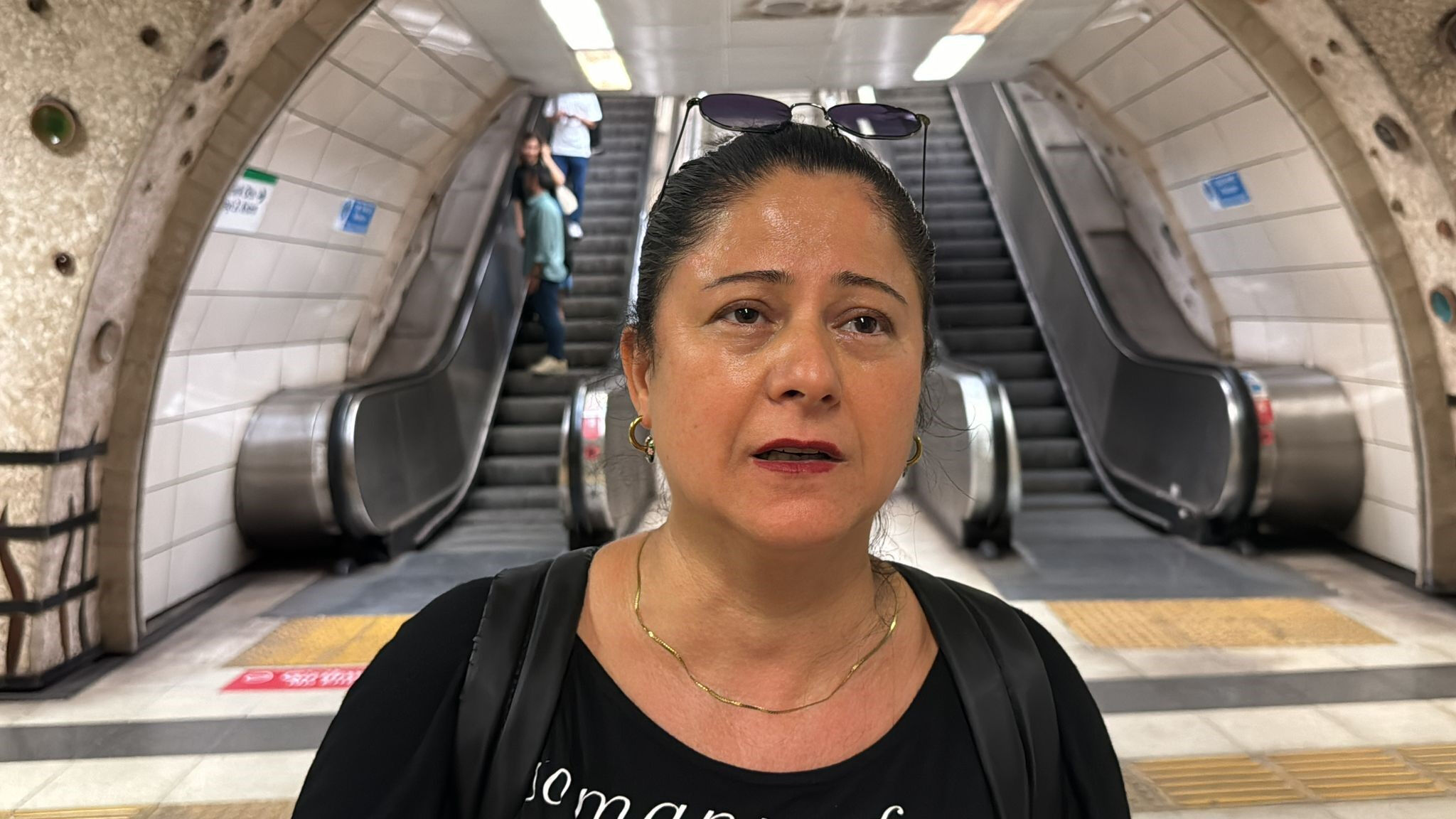 İstanbul'da bir toplu ulaşım faciası daha! Metrodaki yürüyen merdiven ikiye ayrıldı, yolcular panik içinde - 1. Resim