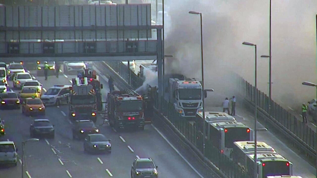 İstanbul Halıcıoğlu'nda metrobüs yangını! Ekipler olay yerinde İstanbul'da metrobüs yangını - 1. Resim
