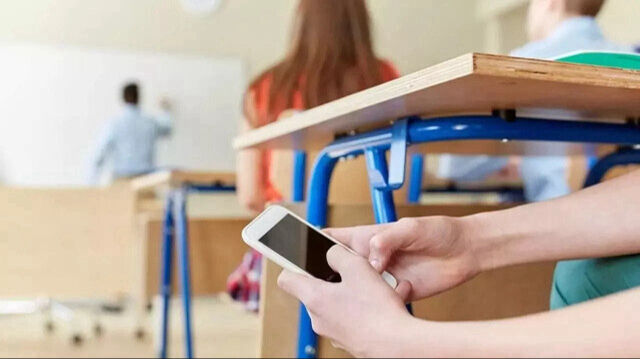MEB’in yeni düzenlemesine göre lisede okula telefon getirmek yasak MEB’in yeni düzenlemesine göre lisede okula telefon getirmek yasak - 1. Resim